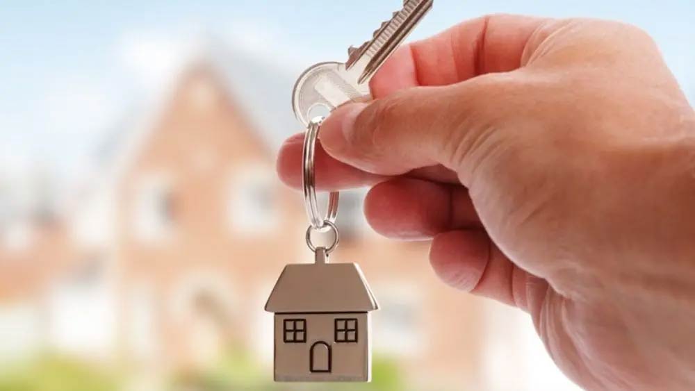 Consegna della chiave per un alloggio b&b